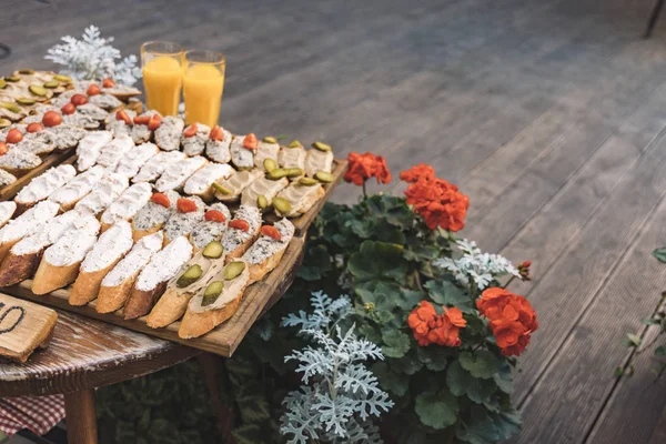 Oude Europese Patio Restaurant Ruimte Buiten Uitzicht Lade Van Sandwiches — Stockfoto