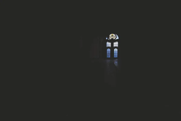 复兴宫黑暗走廊室内环境中的蓝色玻璃拱门 文本或题词的复制空间为空 — 图库照片