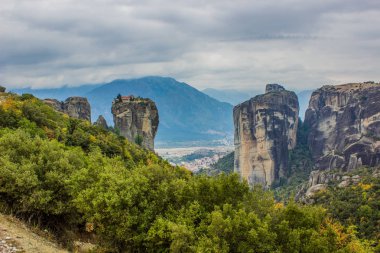 Dünyaca ünlü turistik miras beldesi Yunanistan kayalık arazi manzarası ile dolu uçurumların tepesindeki Hristiyan manastırı 