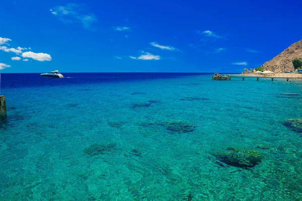 アジアの楽園の世界完璧な自然景観アクアマリン色サンゴ礁 ヨット 桟橋の背景に休息の人々と透明な水 休暇のコンセプト写真 コピースペース — ストック写真