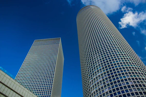 Ciudad Moderna Vista Panorámica Urbana Torre Rascacielos Gris Desde Abajo — Foto de Stock