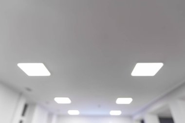 Odaklanmamış çerçeve çalışma ofisi beyaz çatı lambaları aydınlatma boş metin kopyalama alanı 