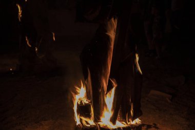 Gecenin karanlığında yanan putperest sahne