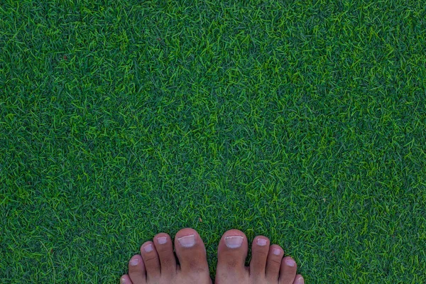Мальчик Ноги Открытом Зеленом Синтетическом Траве Вид Сверху Обои Фоновое — стоковое фото
