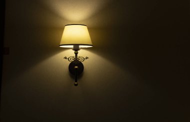 Alacakaranlık minimalist iç lamba duvar kağıdı zemininde yumuşak sarı aydınlatma, metin için boş kopya alanı 