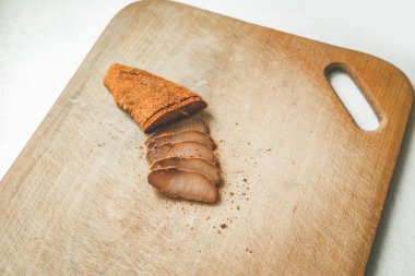 basturma at etini doğradı geleneksel Ermeni yemek fotoğrafçılığı tahtada ve beyaz stüdyo arka planında metin için boş kopya alanı ile