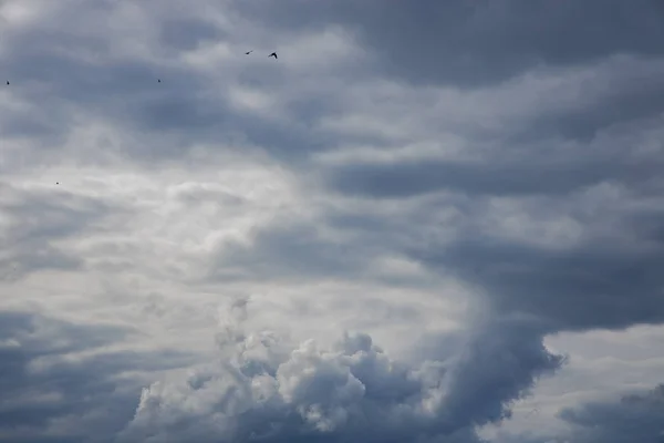 Cielo Nublado Dramático Cielo Paisaje Escénico Vista Con Aves Voladoras — Foto de Stock