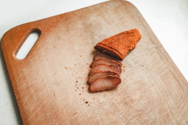 basturma at etini doğradı geleneksel Ermeni yemek fotoğrafçılığı tahtada ve beyaz stüdyo arka planında metin için boş kopya alanı ile