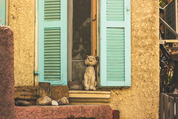 Vintage Außen Hinterhof Offene Rollläden Fenster Mit Plüschkatze Auf Fensterbank — Stockfoto