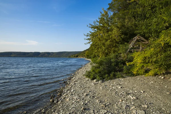 Ruhige See Uferlandschaft Landschaft Umgebung Mit Holzhaus Rahmen Grünen Bäumen — Stockfoto