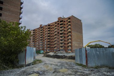 İnşaat alanı çitlerle çevrili kirli bölge depresyon renkleri bulutlu hava zamanı 