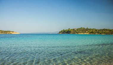 Cennet, güney tropik manzara manzarası. İki yarımada arasındaki dar deniz geçidi, güzel yaz tatili mekanı.  