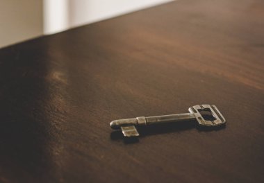 yumuşak odaklı eski demir anahtar ahşap masa arkaplan yüzey iç vintage ortamı  