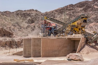 Ortadoğu Çölü 'nde terk edilmiş vinç ve ağır endüstriyel ekipman kazıları insan eliyle yapılan doğal çevreyi kirletti. 