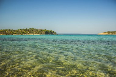 Cennet, güney tropik manzara manzarası. İki yarımada arasındaki dar deniz geçidi, güzel yaz tatili mekanı.  