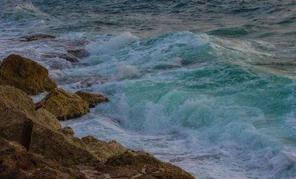 Wavy Sea Rocky Waterfront Shore Line Stormy Weather Time — Stock Photo, Image