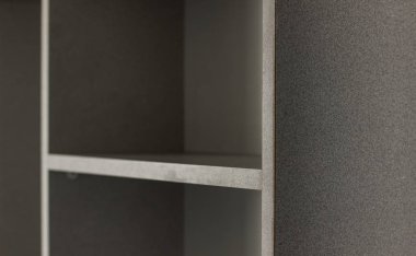 yumuşak odaklı ahşap raf gri desenli yüzey içi karanlık nesne  