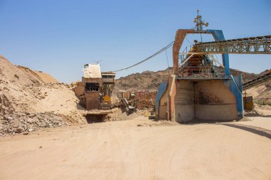 Çöl ocağını kazmak için ağır makineli endüstriyel ekipman  