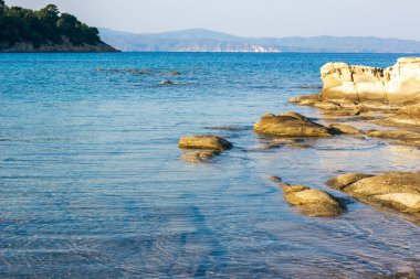 Konforlu lagün taşından kıyı şeridi ve Ege Denizi 'nin sığ suları açık hava manzaralı doğa manzarası insansız.