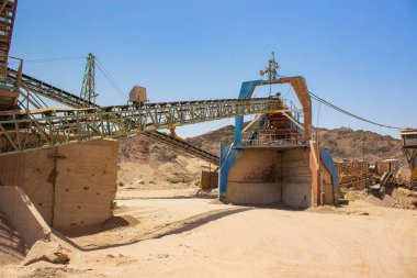 Çöl ocağını kazmak için ağır makineli endüstriyel ekipman  