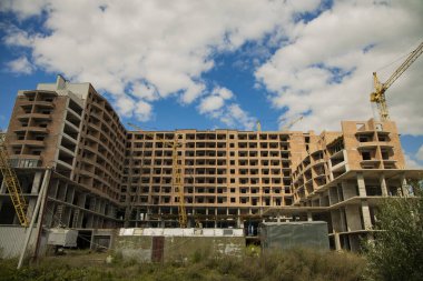 Tuğla inşa süreci simetri endüstriyel peyzaj konsepti fotoğrafçılık boş kopya alanı ile metin için 