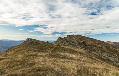 Kuzey Avrupa dramatik dağları manzara manzarası sonbahar sezonu bulutlu hava zamanı 