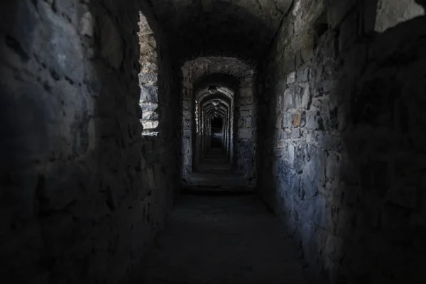 Soğuk ortaçağ kale zindanında karanlık yeraltı geçidi 