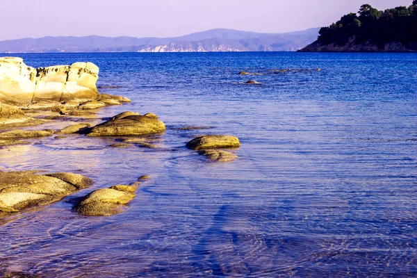 爱琴海舒适的礁石海岸线和浅水户外风景景观 在没有人的情况下俯瞰自然环境 — 图库照片