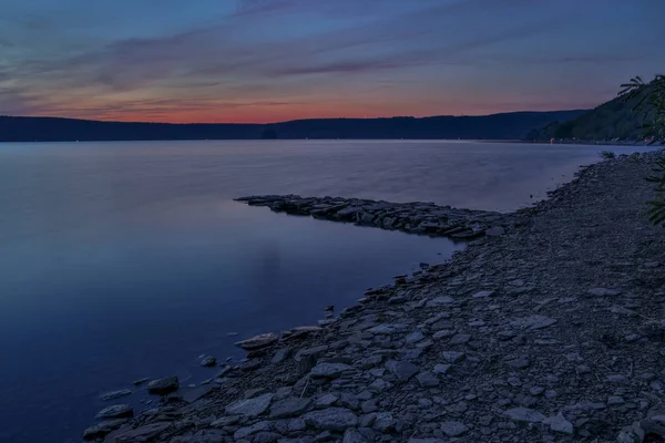 Mooie Rustige Nacht Rustig Meer Water Oppervlak Rotsachtige Stenen Kust — Stockfoto