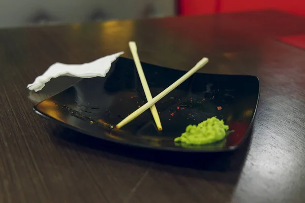 Dirty Dish Black Plate Sushi Restaurant Table Traditional Eastern Wooden — Stock Photo, Image