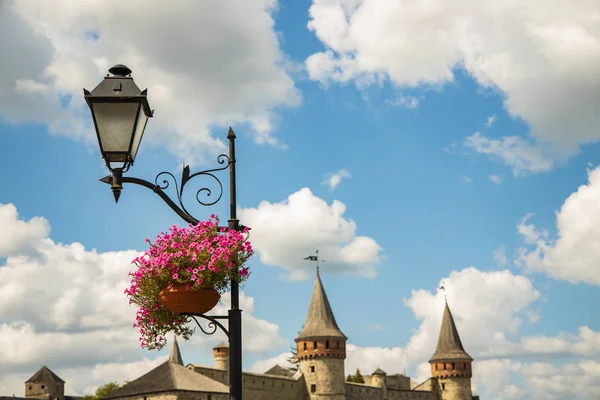 Středověké Renesance Věk Mezník Venkovní Pohled Lucerna Květina Váza Popředí — Stock fotografie