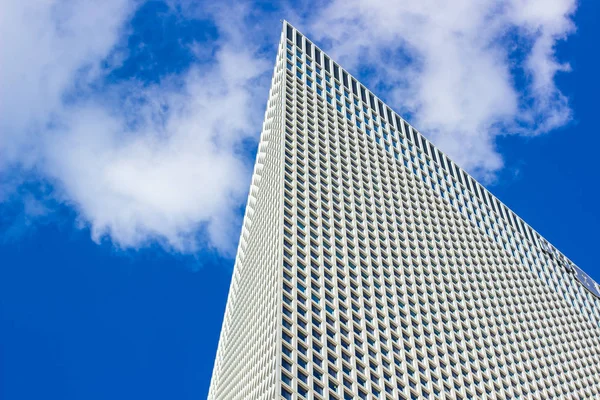 Fachada Exterior Gris Forma Triangular Rascacielos Arquitectura Moderna Ciudad Desde — Foto de Stock