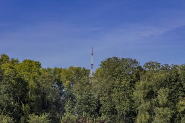 Kenar mahallelerdeki televizyon kulesi altyapı nesnesi açık hava çevre resmi ve metin için arkaplan boş kopya alanı 