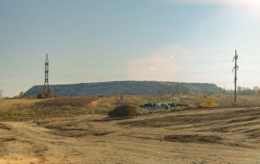 Çevre kirliliği ve ekoloji konsepti fotoğraflarıyla dolu büyük çöplükler, resimde güneş ışığı, metinleriniz için boş kopya alanı 