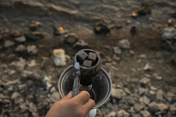 Уголь Человеческая Рука Металлическим Инструментом — стоковое фото