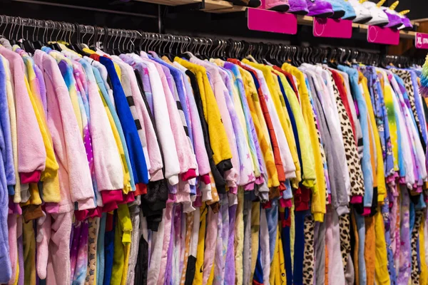 Tezgahta asılı çocuklar için kigurumi renkli pijamalar 