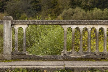 yıkılan beton çitler inşaat nesnesinin kentsel bozulmasına yol açıyor 