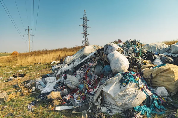 Afet eşiği ve ekoloji problemi konsept konsept resim çöplük ve çöp rastgele kırsal çevre dökümü 