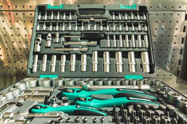 İngiliz anahtarı tornavida debriyajlı ve farklı enjektörlü araç tamir seti, arkaplan resmi