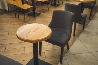 Alışveriş merkezi kapalı kafe iç mobilyalar küçük ahşap masa ve boş sandalye. 