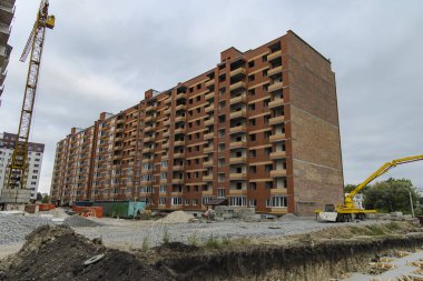 Vinç makineleri ile inşaat süreci alanı