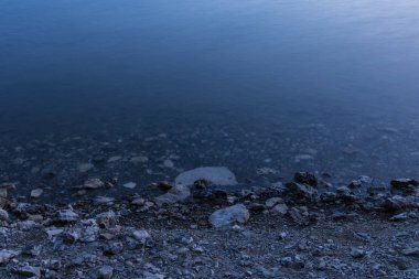 Uzun pozlama su düz yüzey alacakaranlık taş kıyı şeridi dış mekan manzara fotoğrafçılığı 