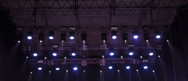 müzik sahnesi çatı projektörü paneli ile lamba aydınlatma teknolojisi arkaplan resmi 