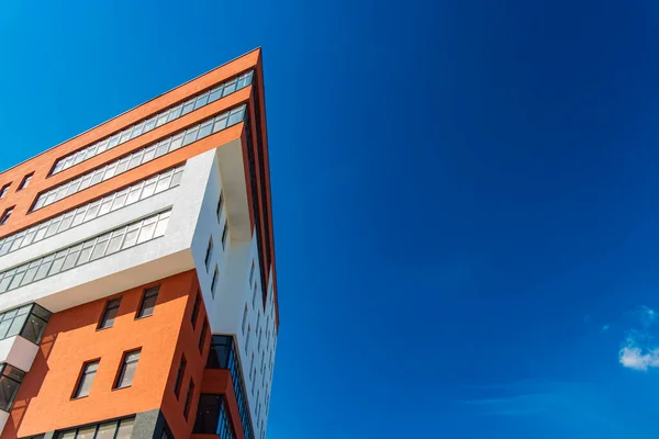 赤と白の三角形の建物は 以下の近代的な建築形状オフィス都市ランドマークビューから短縮鮮やかな青空背景空のコピースペースと — ストック写真