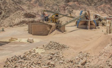 Kirlilik içindeki eski paslı endüstriyel makineler küresel ısınma alanında çalışmıyor.