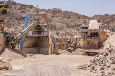 Kirlilik içindeki eski paslı endüstriyel makineler küresel ısınma alanında çalışmıyor.