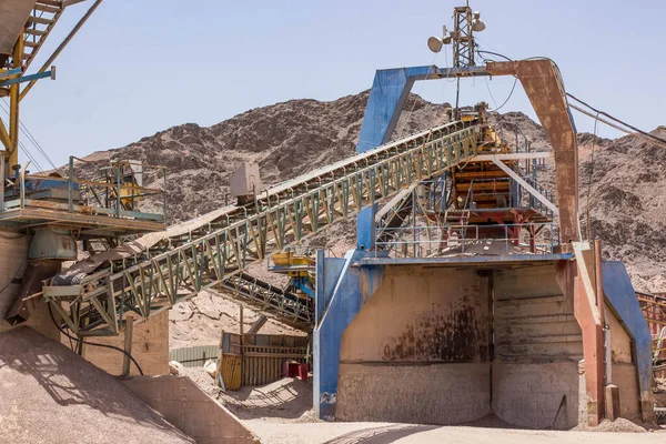 Küresel ısınma ekolojisi problemi fabrika kazılarından kaynaklanan kirlilik nedeniyle endüstriyel nesneler kuru çevre manzarası