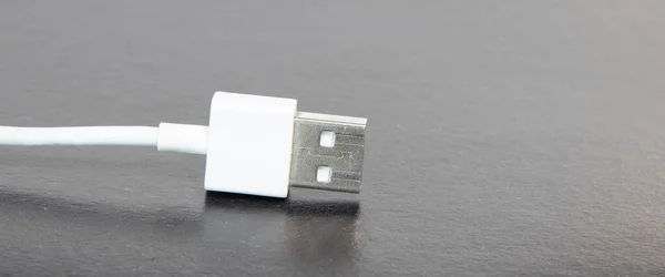 충전기 화이트 Usb 사무실 테이블 포스터 뷰여기 텍스트를 — 스톡 사진