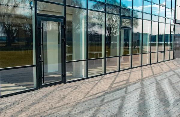 Rue Vide Immeuble Bureaux Mur Verre Architecture Extérieure Façade Trottoir — Photo