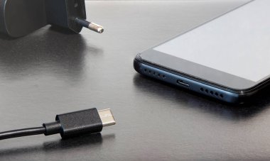 telefon şarj modern mobil cihaz siyah renk ofis tablo düz dokulu yüzey alanı kopyalama veya metin için